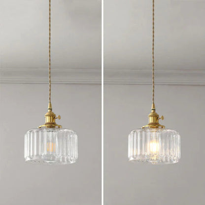 Zwei Vintage-Hängelampen aus Glas und Messing, eingeschaltet und ausgeschaltet, vor grauer Wand.