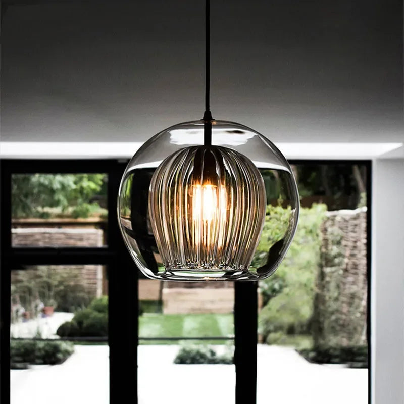 Moderne Glas-Pendelleuchte, transparent, hängend, Wohnzimmerbeleuchtung, elegantes Design.