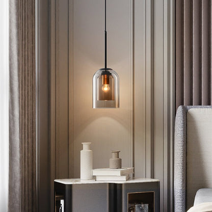 Moderne Hängelampe aus Glas, schwarz, über Nachttisch in elegantem Schlafzimmer-Interieur.