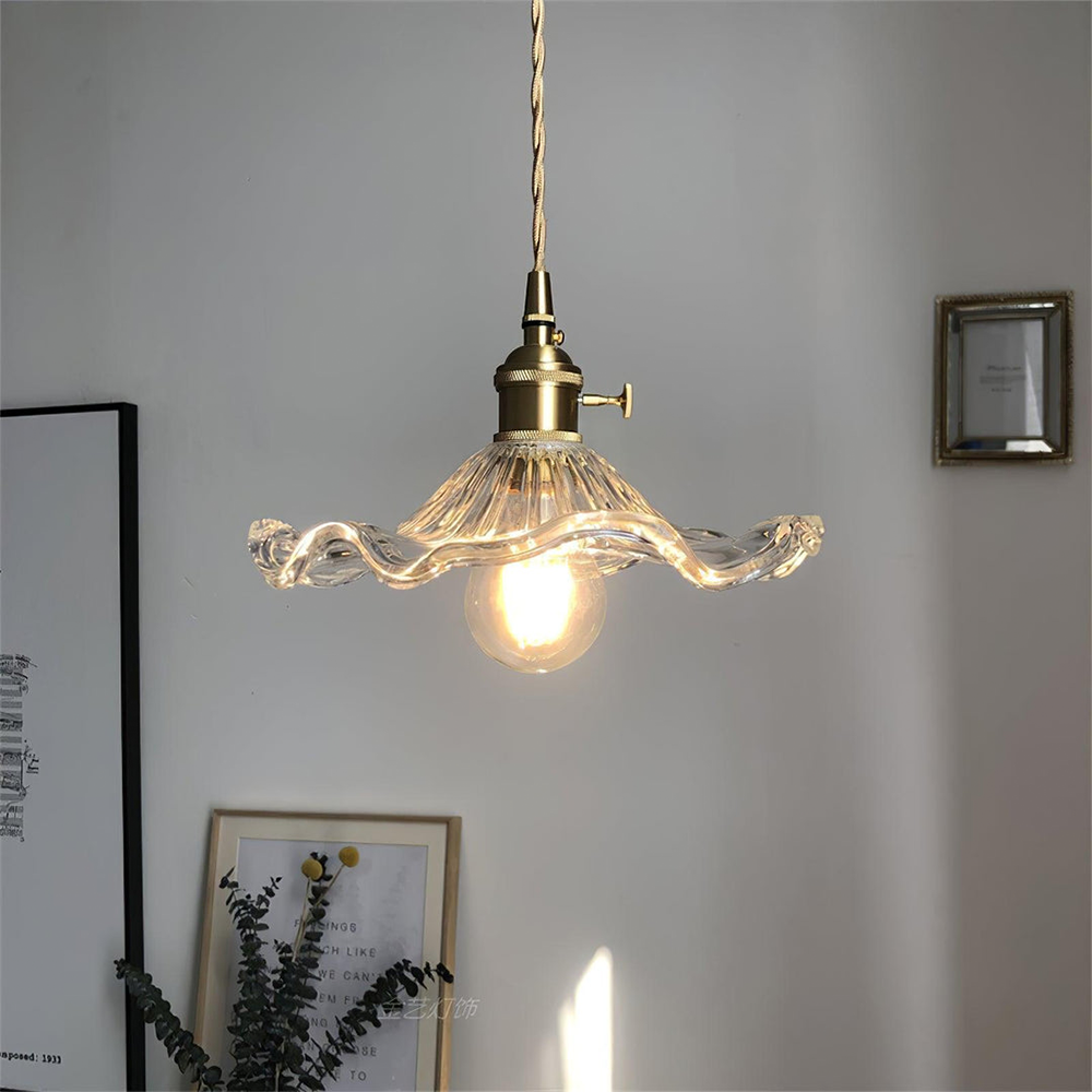 Kronleuchter aus Glas mit Wellenrand, Vintage-Stil, hängend, warmes Licht, Wohnzimmer-Dekor.