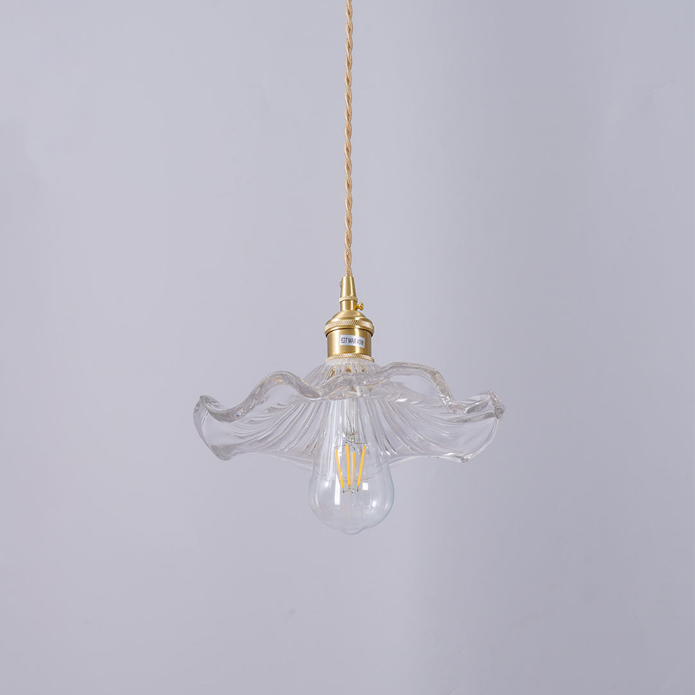 Hängelampe aus Glas mit Wellenrand, Vintage-Design, E27-Fassung, goldene Details.
