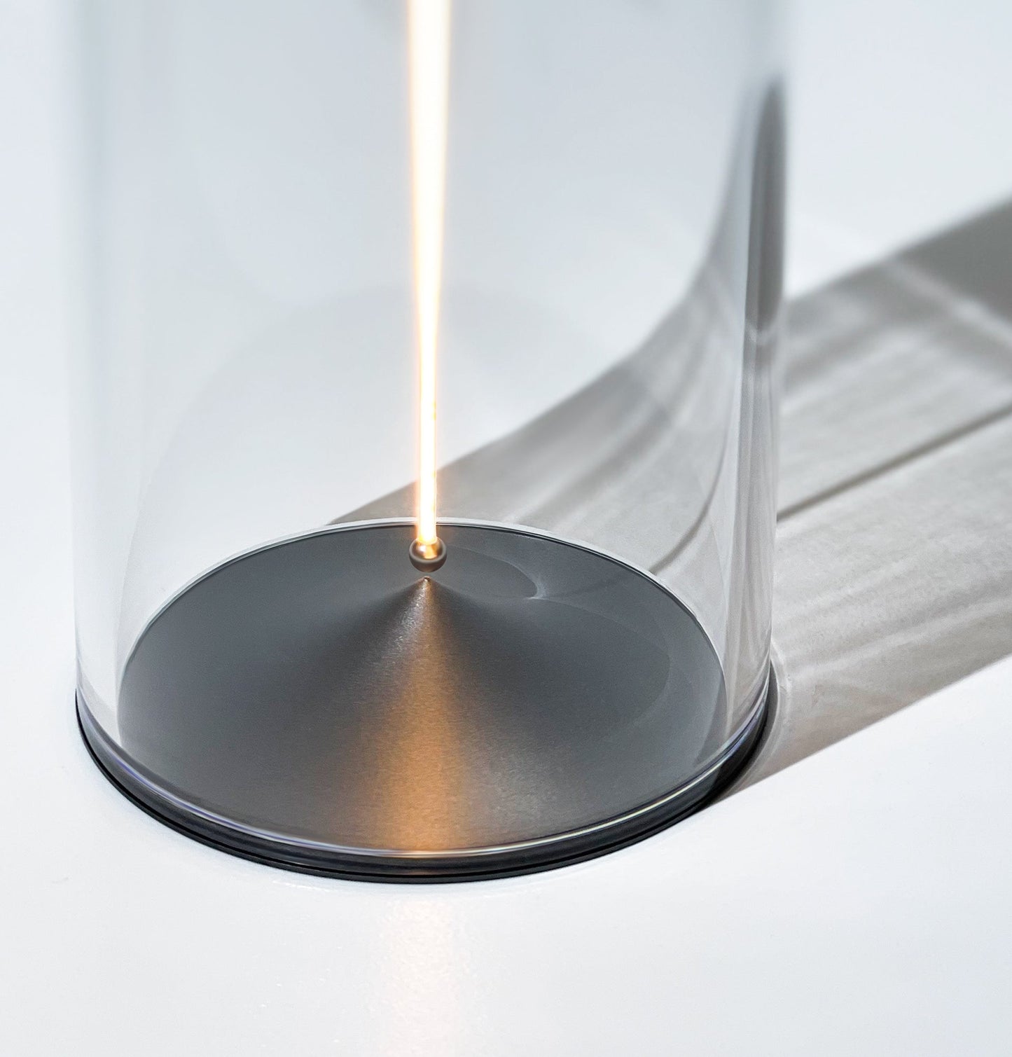 Transparente Glaslampe mit zylindrischem Design, minimalistisch, modernes Interieur, Beleuchtung.