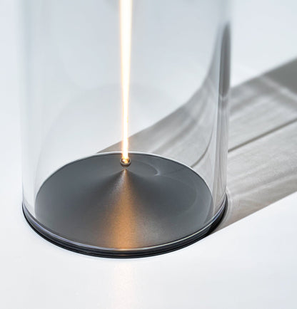 Transparente Glaslampe mit zylindrischem Design, minimalistisch, modernes Interieur, Beleuchtung.