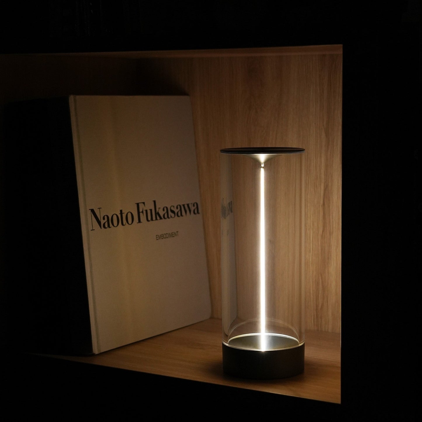 Moderne LED-Tischlampe aus Glas, zylindrisch, warmweißes Licht, minimalistisches Design.