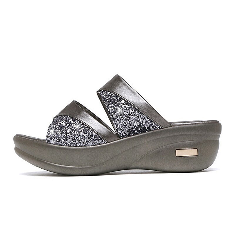 Graue Damen-Sandalen mit Glitzer, Keilabsatz, bequem, modisch, Sommermode.