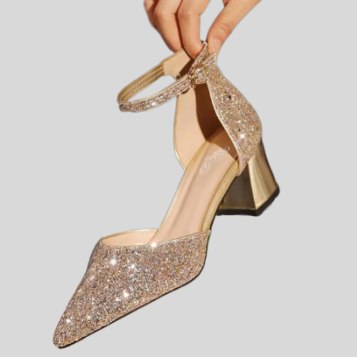 Glitzernde Damenpumps mit Blockabsatz, goldene Farbe, elegantes Design, festliche Schuhe.