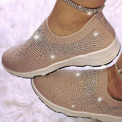 Beige Damen Sneaker mit Strass, glitzernd, bequem, modisch, auf weißem Hintergrund.