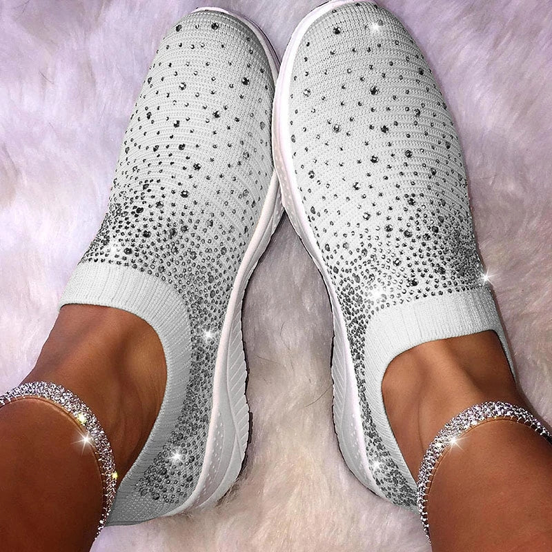 Weiße Damen-Sneaker mit Strasssteinen, glitzernd, modisch, bequem, auf weißem Hintergrund.