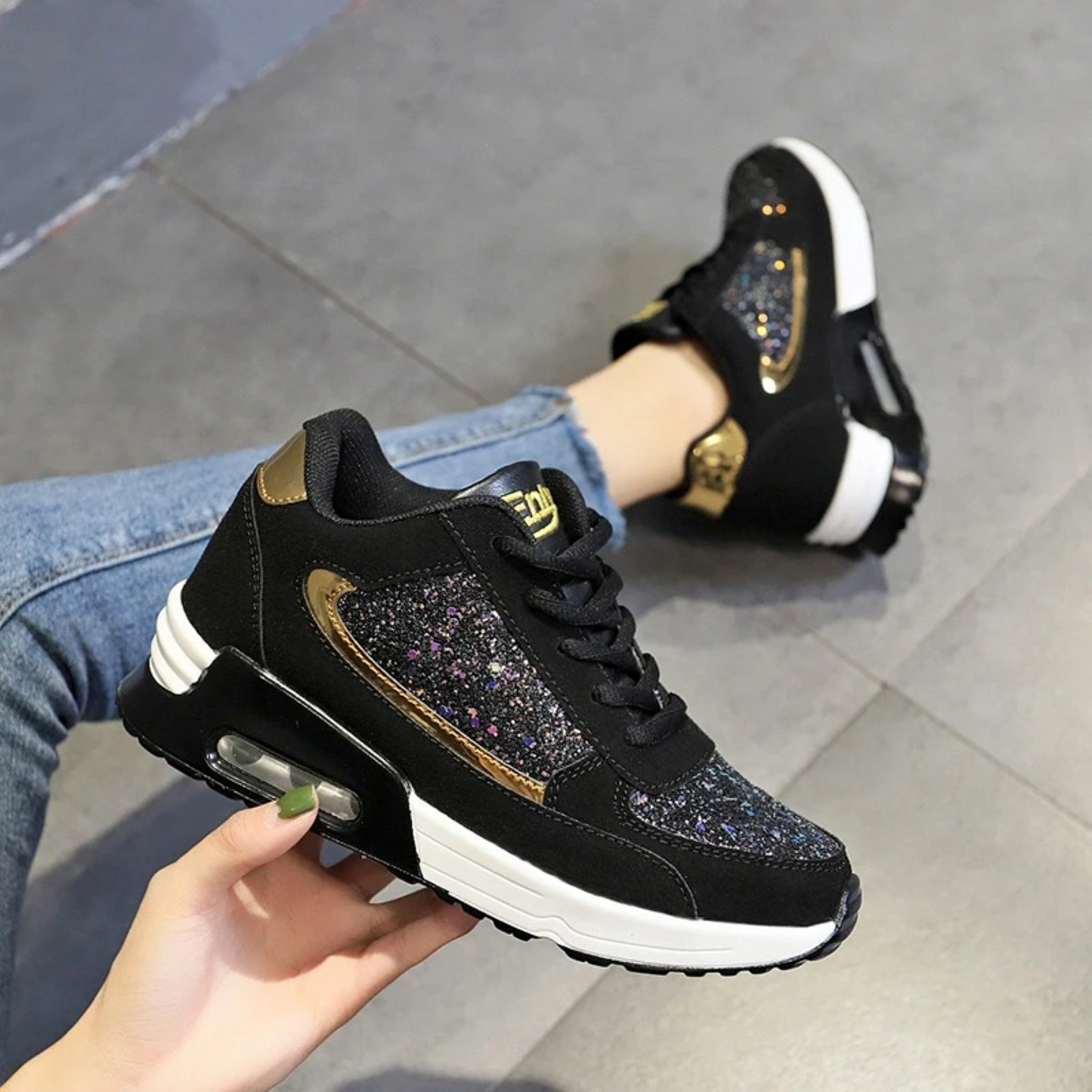 Schwarze Damen-Sneaker mit Glitzer, atmungsaktiv, leicht, modisch, bequem.
