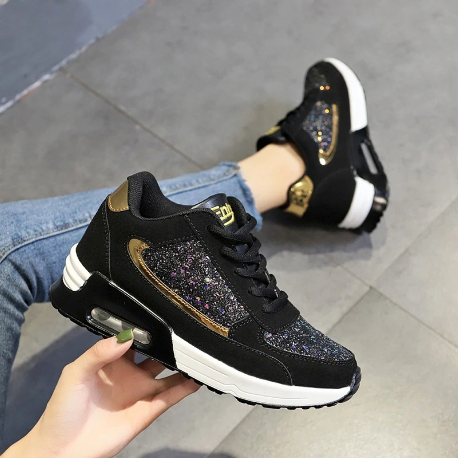 Schwarze Damen-Sneaker mit Glitzer, atmungsaktiv, leicht, modisch, bequem.