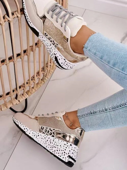Damen-Sneaker, beige und gold, mit Leopardenmuster-Sohle, modisch, lässig, bequem.