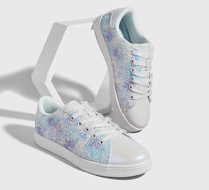Weiße Sneaker mit glitzerndem, mehrfarbigem Obermaterial vor weißem Hintergrund.