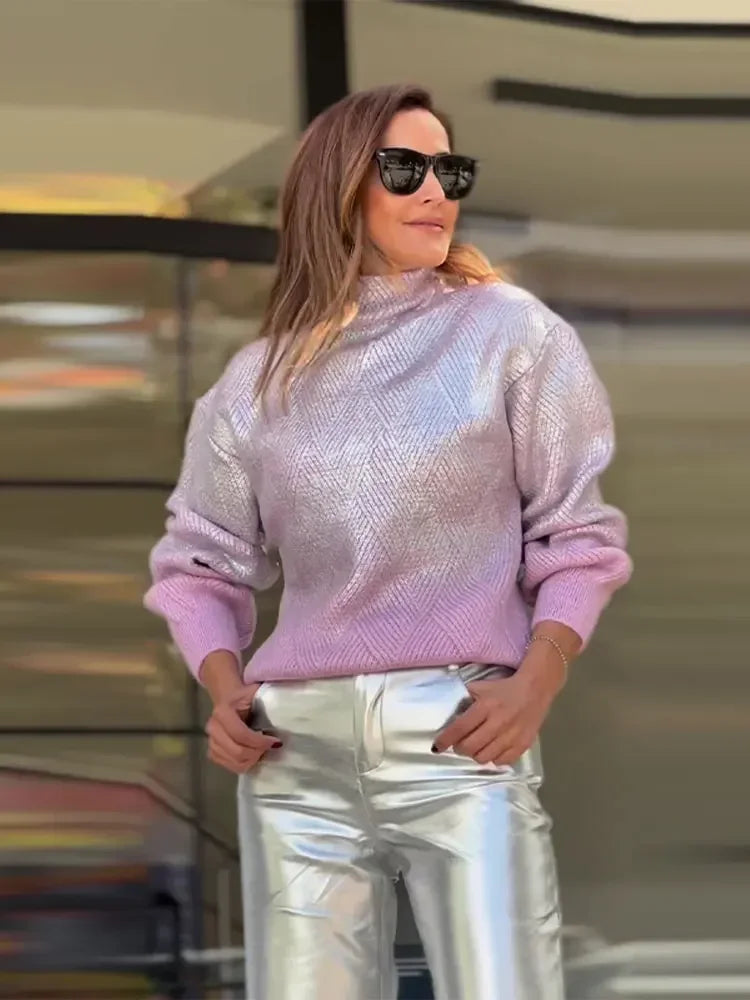 Frau in lila Strickpullover und silberner Hose, modisch, elegant, Sonnenbrille, draußen.