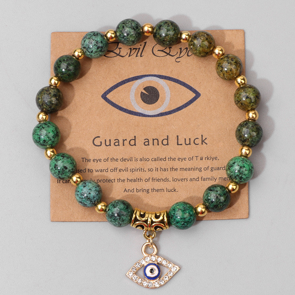 Grünes Natursteinarmband mit türkischem Auge Anhänger, Glücksbringer, auf Karte.