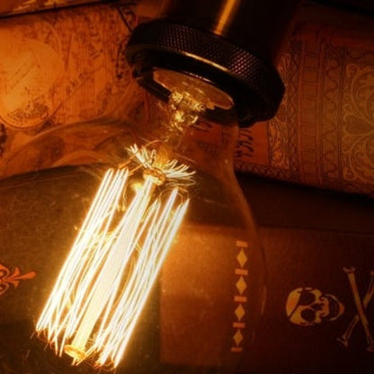 Glühbirne mit warmem Licht, Vintage-Stil, Edison-Design, dekorative Beleuchtung, Nahaufnahme.