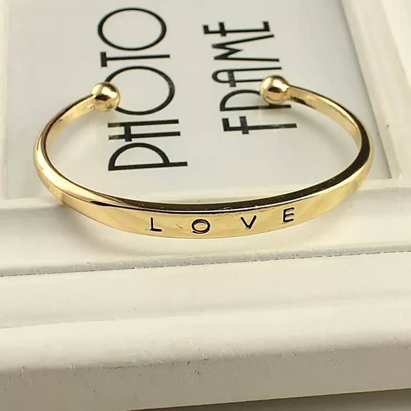 Goldenes Armband mit "LOVE"-Gravur, elegantes Design, Modeschmuck, Geschenkidee.