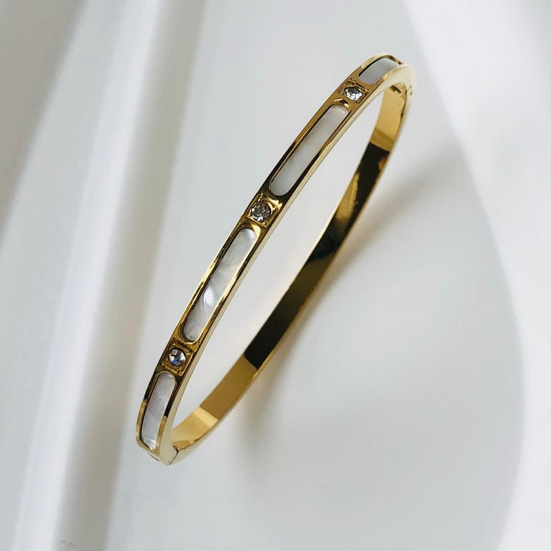 Goldener Edelstahl-Armreif mit Zirkon, wasserdicht, luxuriöses Design für Damen.