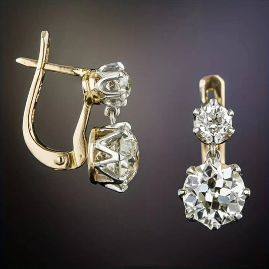 Goldene Ohrringe mit Diamanten, elegantes Schmuckdesign, luxuriöse Accessoires, Geschenkideen.