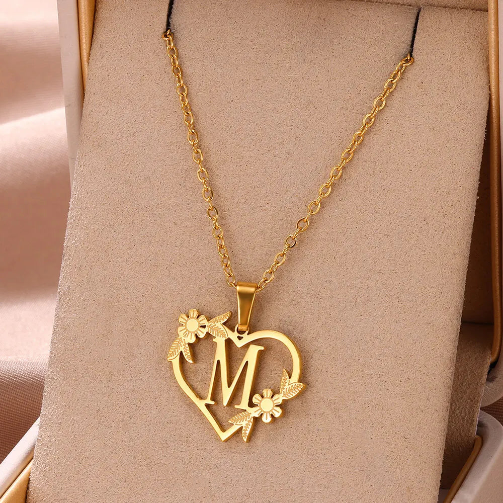 Goldene Herz-Halskette mit Buchstabe M und Blumen, personalisierter Schmuck, Geschenkidee.