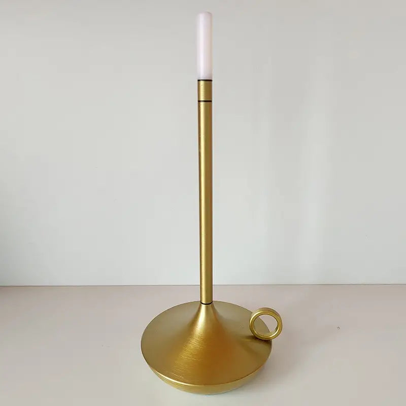 Goldene Kerzenhalter aus Metall, modern, minimalistisch, mit Ringgriff, Tischdekoration.