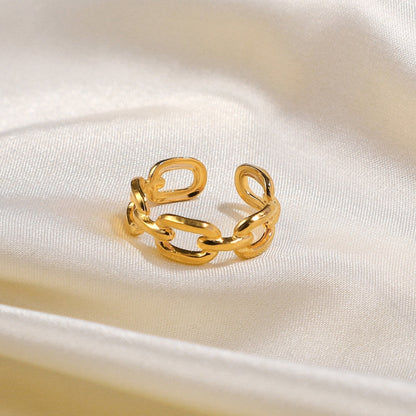 Goldener Kettenring auf Seidenstoff, verstellbar, modisches Schmuckstück, glänzend, elegant.