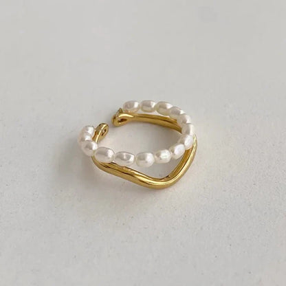 Goldener Ring mit Perlen, eleganter Schmuck, modisches Accessoire, Damenring, Geschenkidee.