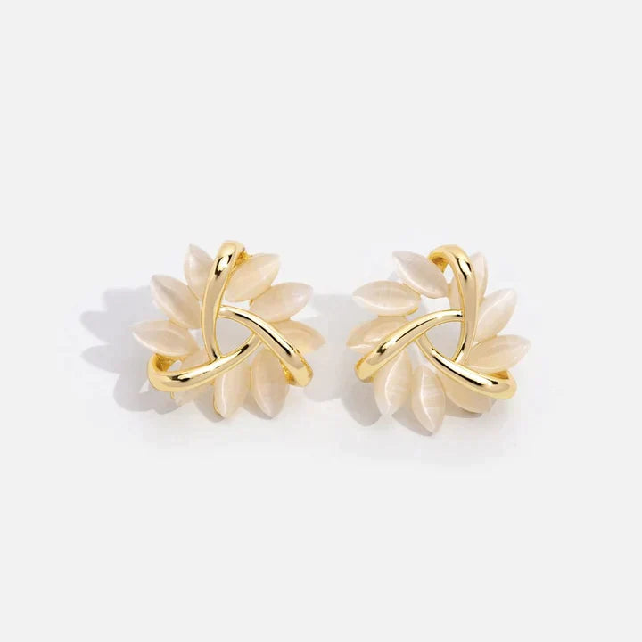 Goldene Ohrringe mit Perlmuttblüten, eleganter Schmuck, modische Accessoires für Damen.