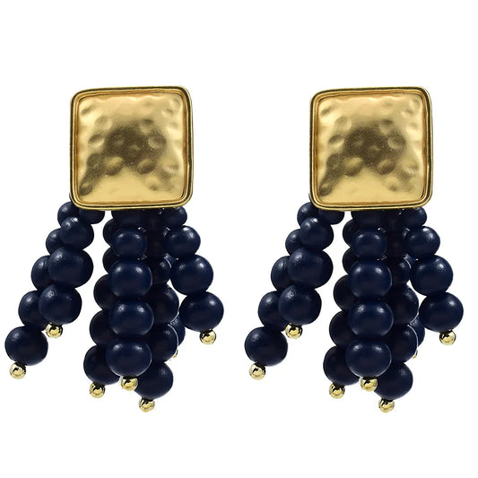 Goldene Ohrringe mit blauen Perlen, quadratisches Design, modisch, elegant, Schmuckaccessoire.