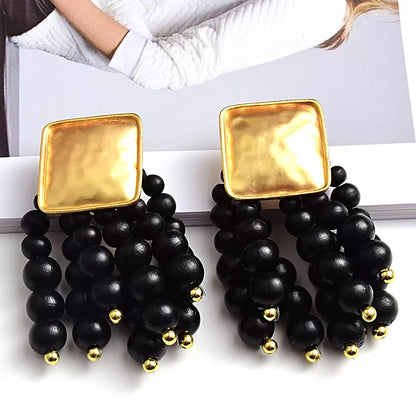 Goldene Ohrringe mit schwarzen Perlen, quadratisches Design, Modeschmuck, elegant, Damenaccessoire.