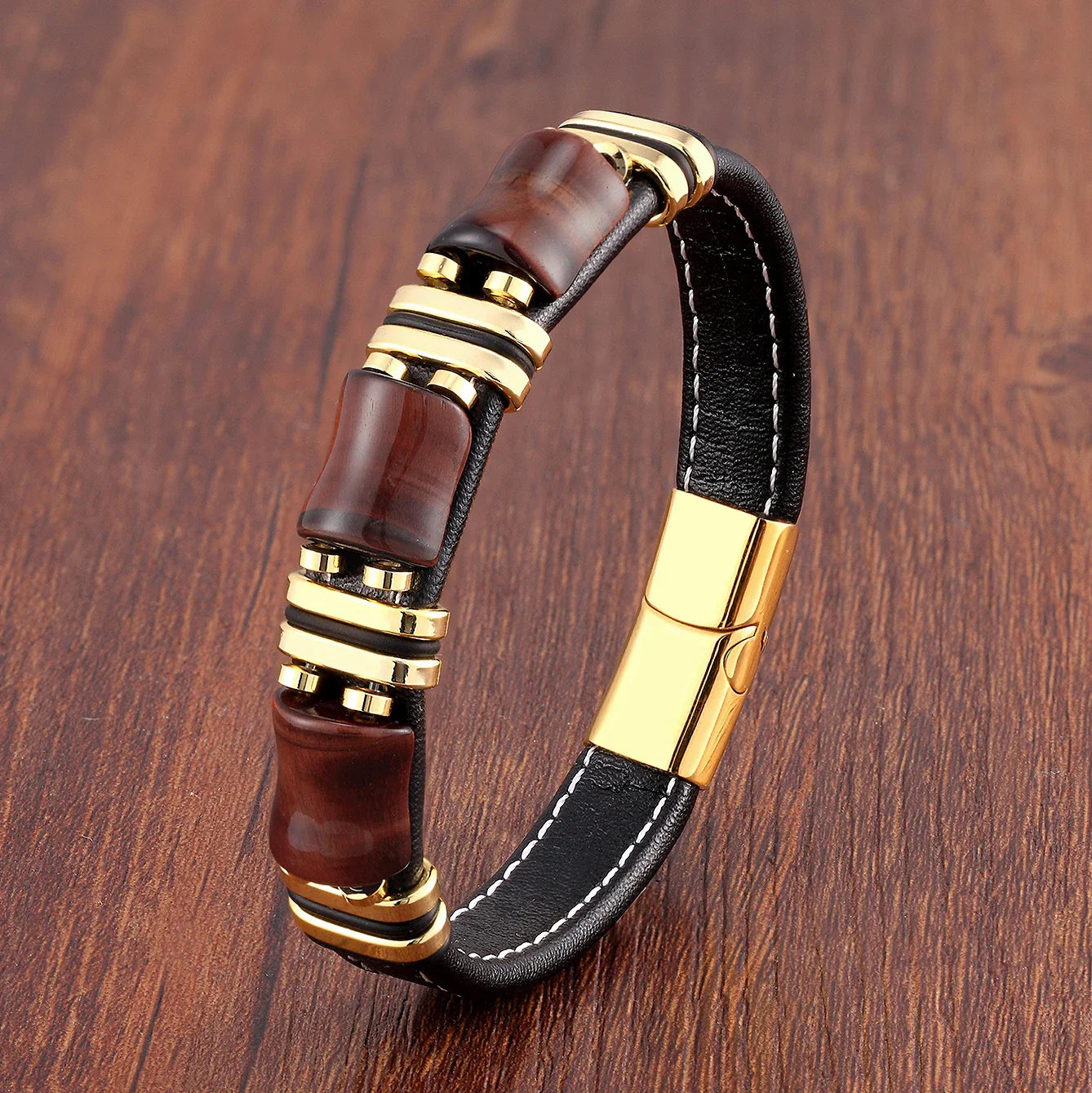 Armband aus Gold und rotem Tigerauge, Leder, Magnetverschluss, stilvoll, elegant, Herrenaccessoire.