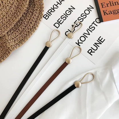 Ledergürtel mit goldener Schnalle, Knotenverschluss, in Schwarz und Braun, modisch, elegant.