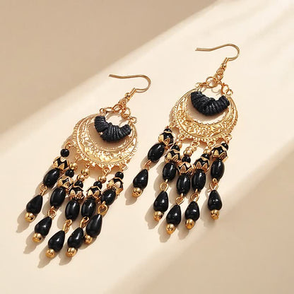 Goldene Ohrringe mit schwarzen Perlen, Boho-Stil, handgefertigt, Modeschmuck, Damenaccessoire.