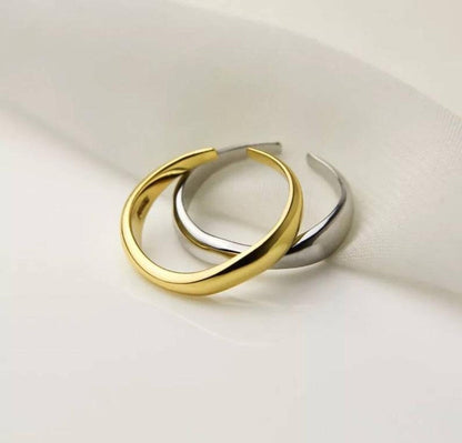 Goldene und silberne Creolen, minimalistisches Design, Schmuck für Damen.