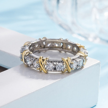 Goldener und silberner Diamantring, luxuriöses Schmuckdesign, funkelnd, elegantes Accessoire.