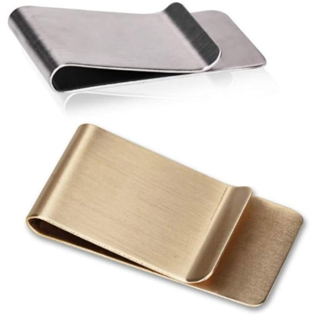 Zwei Geldscheinklammern aus Metall, eine silberne und eine goldene, minimalistisch, elegant.
