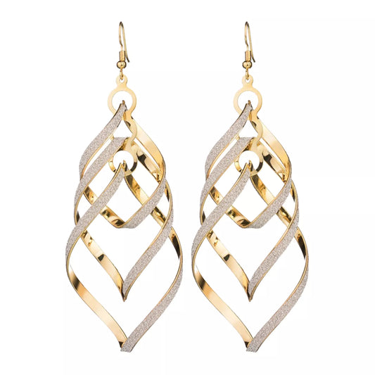 Goldene und silberne Hängeohrringe, spiralförmig, elegantes Schmuckdesign.