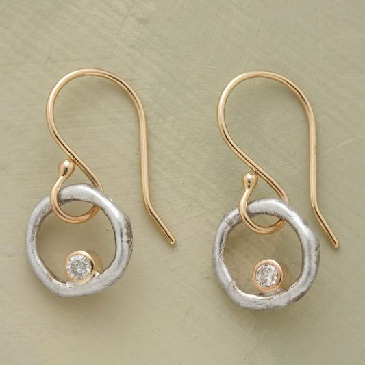 Goldene Ohrringe mit silbernen Kreisen und Diamant, eleganter Schmuck für Damen.