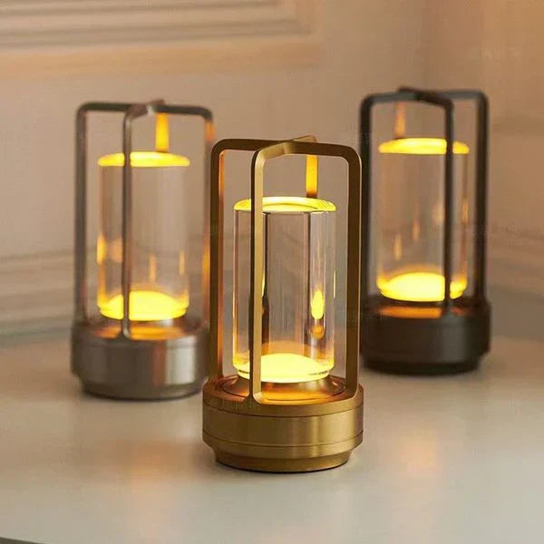 Moderne LED-Tischlampen aus Metall in Gold, Silber und Schwarz, warmes Licht, dekorativ.