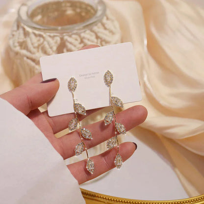 Goldene Ohrringe mit funkelnden Blättern, elegantes Design, Schmuck für Damen, Geschenkidee.