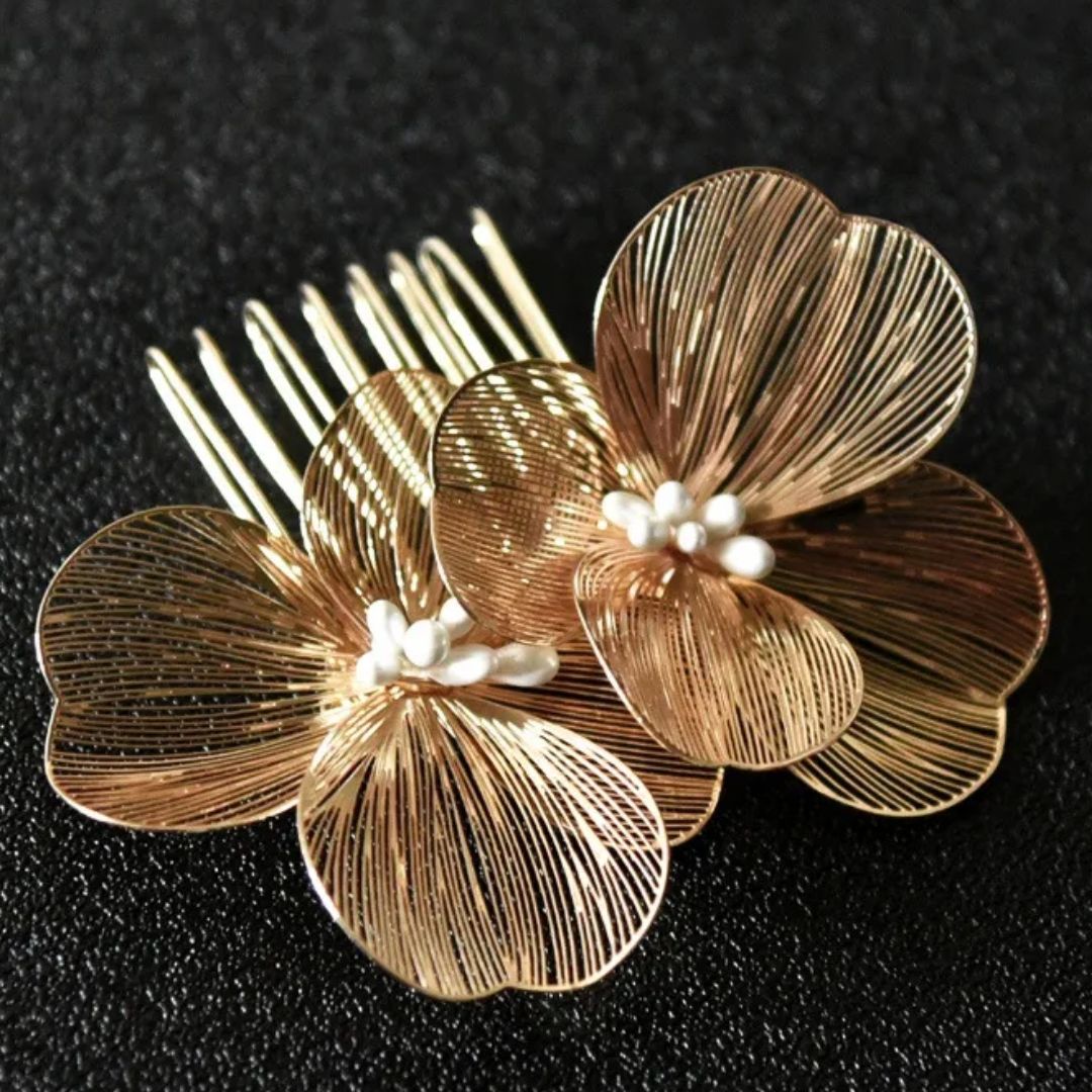 Goldener Haarkamm mit filigranen Blumen und Perlen, elegantes Accessoire für Hochzeiten.