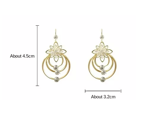 Goldene Ohrringe mit Blumenmotiv, 4,5 cm lang, 3,2 cm breit, elegantes Design.