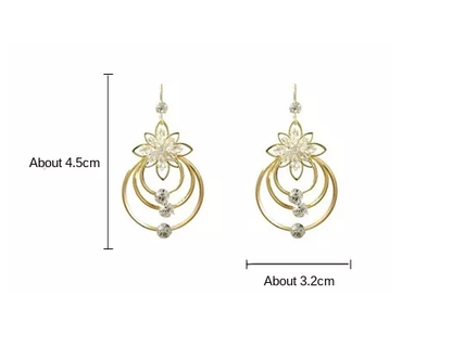 Goldene Ohrringe mit Blumenmotiv, 4,5 cm lang, 3,2 cm breit, elegantes Design.