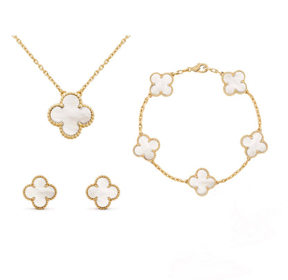 Goldene Schmuckset mit weißem Kleeblatt-Design: Halskette, Armband, Ohrringe.
