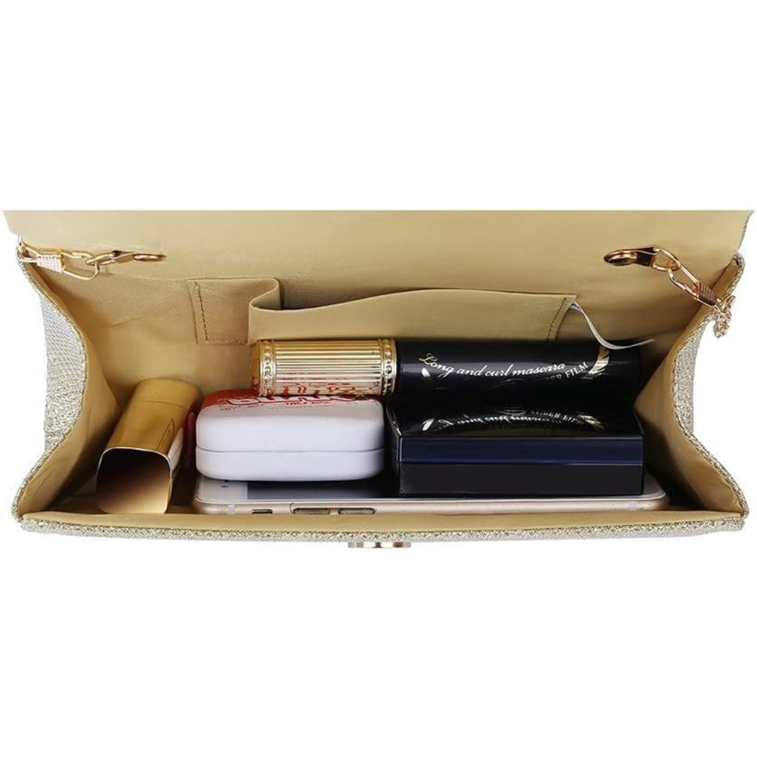 Goldene Damenhandtasche, offen, mit Kosmetikartikeln, ideal für Abendveranstaltungen.