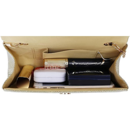 Goldene Damenhandtasche, offen, mit Kosmetikartikeln, ideal für Abendveranstaltungen.