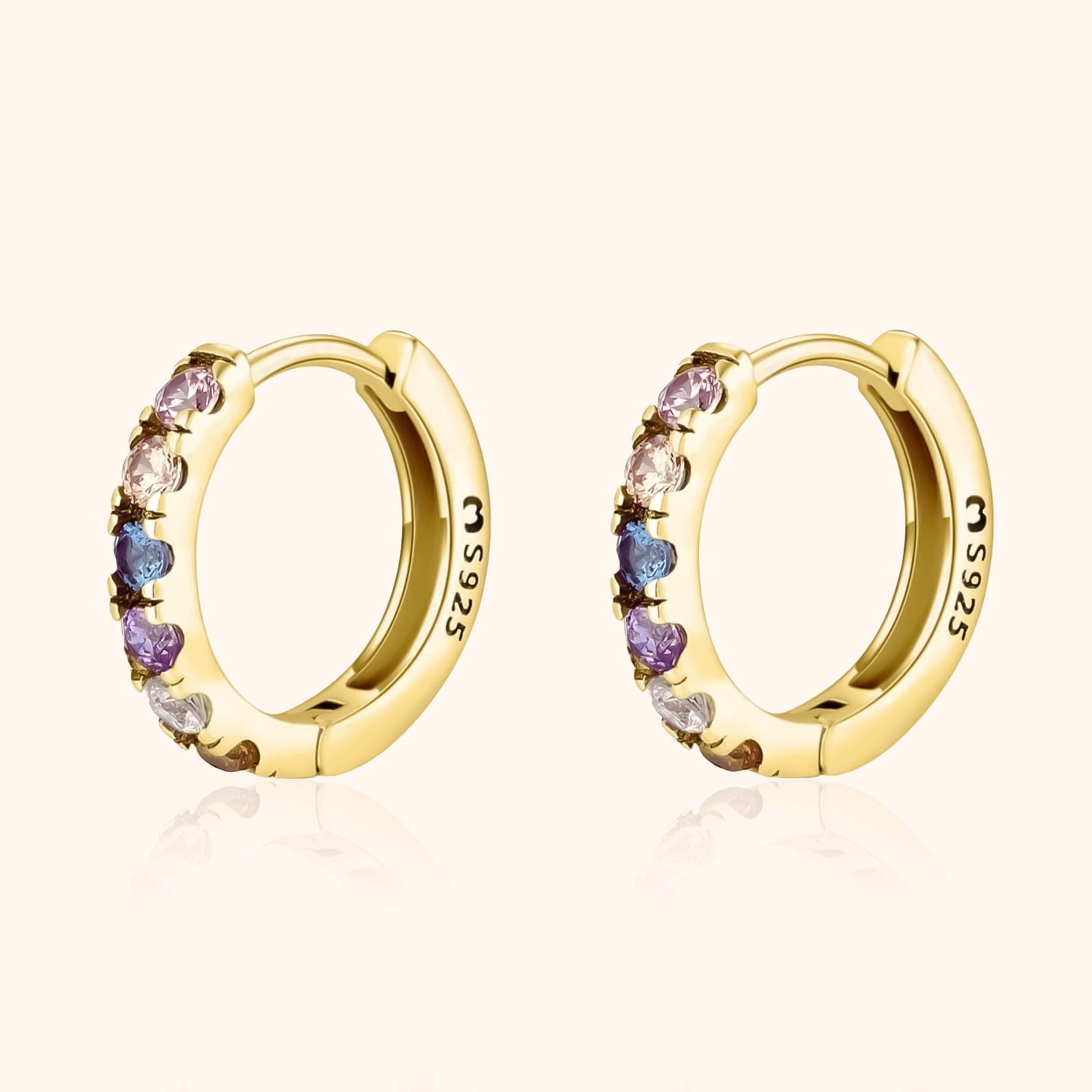 Goldene Creolen mit bunten Edelsteinen, 925er Silber, eleganter Schmuck, Damen-Ohrringe.