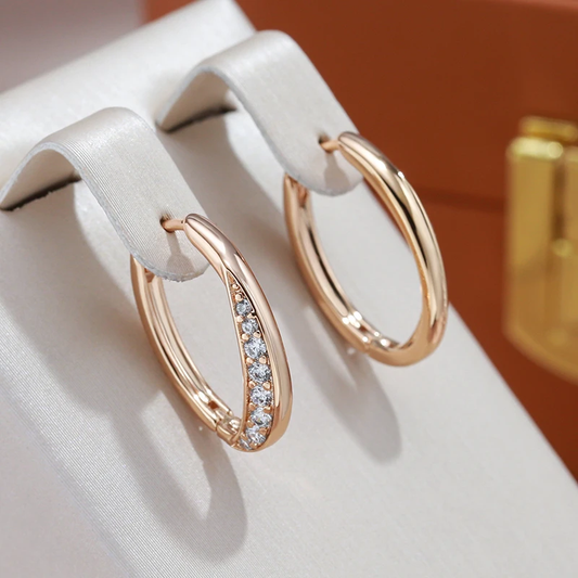 Goldene Creolen mit Diamanten, eleganter Schmuck, Ohrringe für Damen, luxuriöses Design.