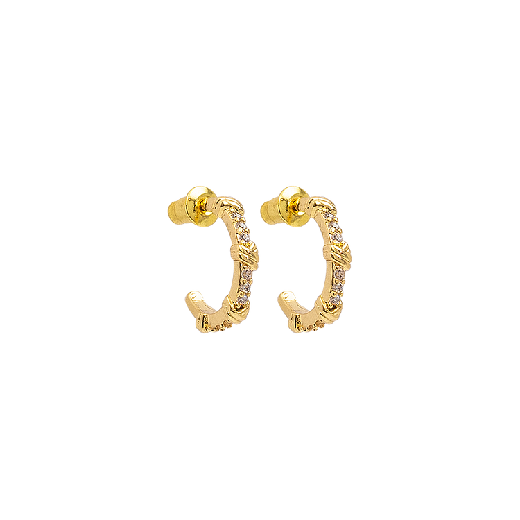 Goldene Creolen Ohrringe, strukturiertes Design, eleganter Schmuck, modisches Accessoire.