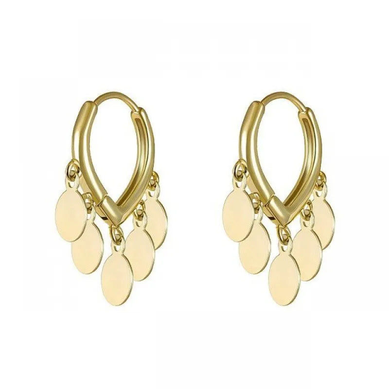 Goldene Creolen Ohrringe mit runden Anhängern, modisches Schmuckstück, Damenaccessoire.