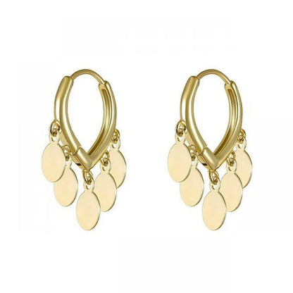 Goldene Creolen Ohrringe mit runden Anhängern, modisches Schmuckstück, Damenaccessoire.
